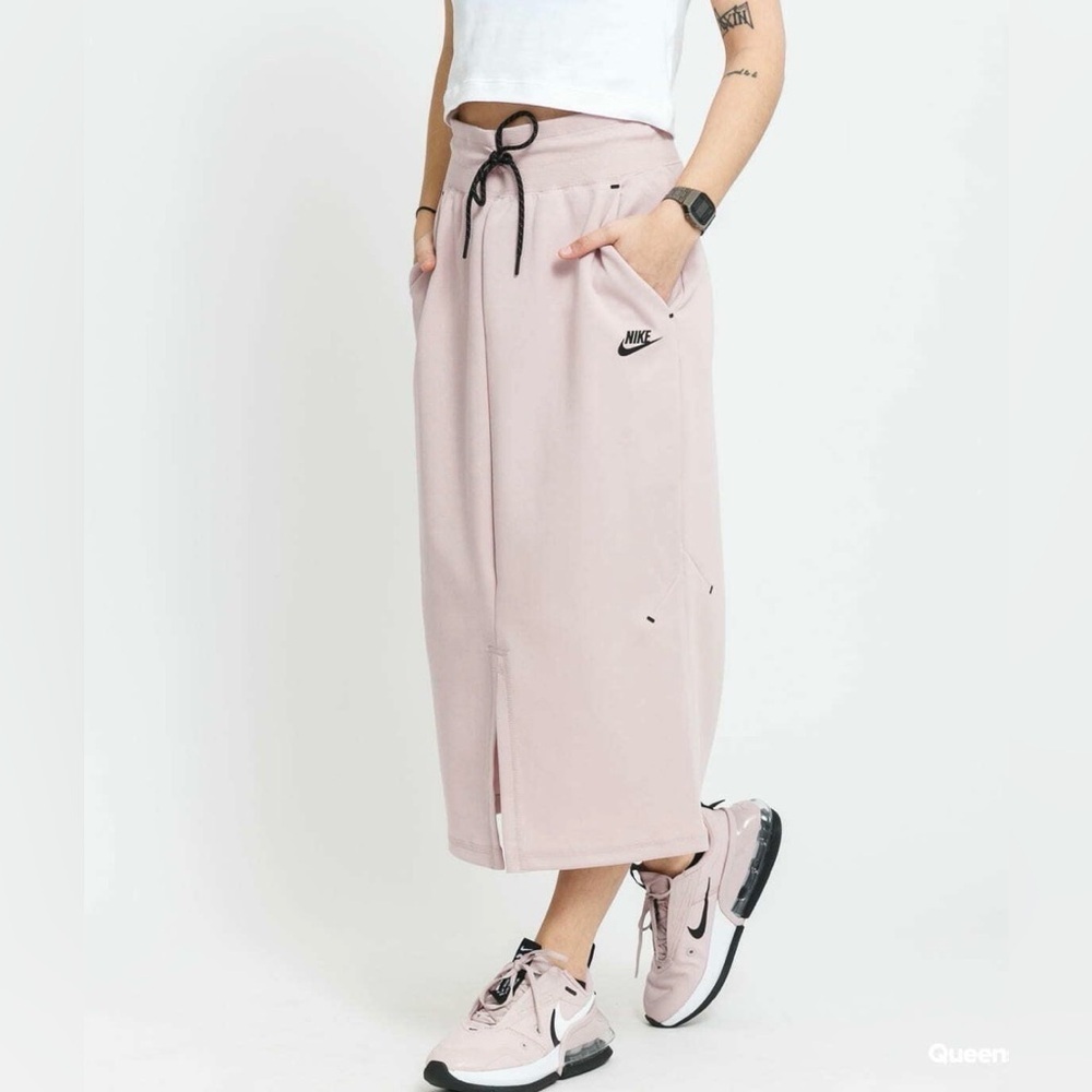 Nike Sportswear Tech Fleece Women's Skirt in a light pink color woman’s small
